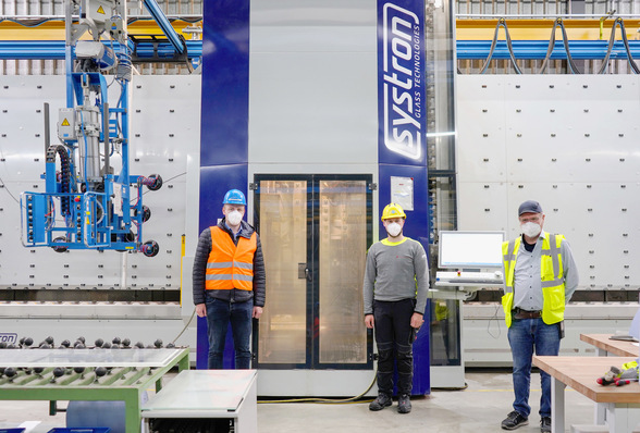 v.i.: Thomas Haan (Vertriebsleiter systron), Maschinenbediener Jonus Petru-Claudiu und Betriebsleiter Heinrich Breu vor der systron proHD bei GVG Deggendorf.