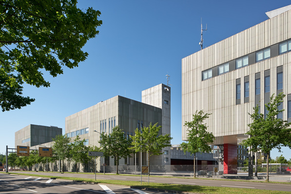 Spezialgläser von Glas Herzog: Hochwertige Schallschutz-Gläser mit Climatop Silence XN von Saint-Gobain schützen die neuen Räume der Berufsfeuerwehr Karlsruhe an der stark befahrenen Straße.