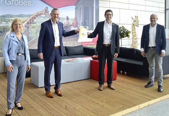Freude über die Zertifizierung (v.l.): ­Petra Vollmer, Leiterin Erschließungs- und Beitragsrecht, Thomas Stamm, Erster Bürgermeister von Marktheidenfeld, Martin Zehner, Leitung Arbeitssicherheit und Umweltschutz und Michael Müller, Vorstand ­Produktion.
