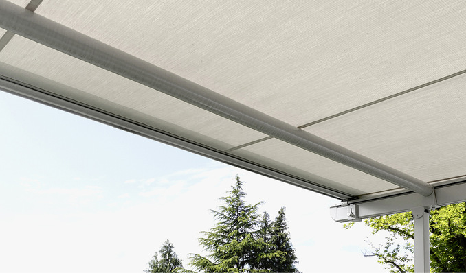 Nur 275 g/m2 bringt die beschichtete Qualität auf die Waage und eignet sich so ­besonders für Pergola-Anlagen.