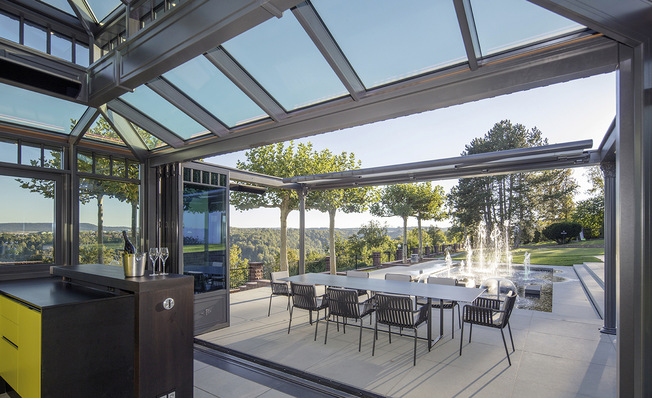 Die Wintergartenbauer Vowisol ­bietet spezielle ­Varianten für ­Hotellerie und ­historische ­Gebäude an, die Gläser dafür kommen von AGC-Interpane.
