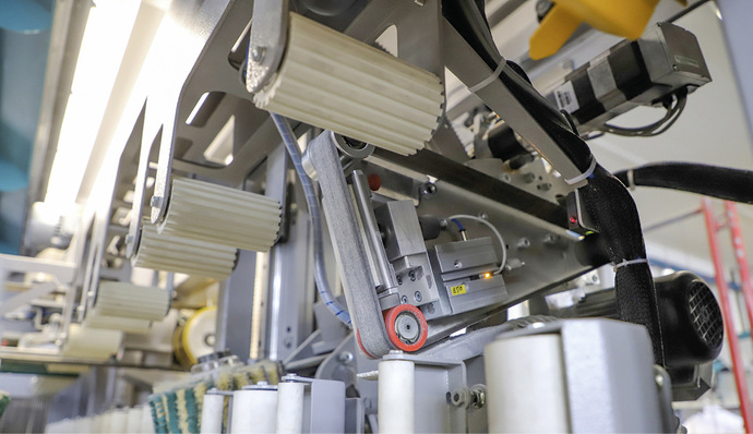 Die Maschine ist nun auch in der Lage, neben den Hauptsichtflächen auch die dem Glas zugewandte Schaufläche im Q-Fin-Verfahren zu bearbeiten. Sowohl die profilierte Kantel als auch die Glasleiste können so an allen Flächen vorbereitet werden.