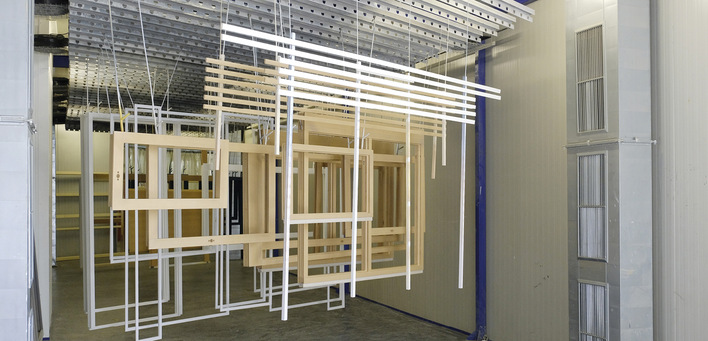 In den Trockentunneln zeigen sich die häufigen Farbwechsel bei der auftragsbezogenen Arbeitsweise – binnen drei Minuten können die Roboter eine neue Farbe rüsten.