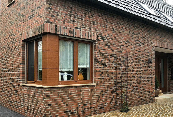 Mit Bendit lässt sich eine einheit­liche Optik der ­Fenster und Fassaden­verkleidung ermöglichen.