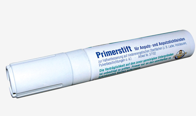 Ähnlich einem breiten Filzstift kann eine Primerflüssigkeit gleichmäßig, tropffrei und exakt in der Breite der Klebefläche einer Anputzleiste aufgetragen werden.
