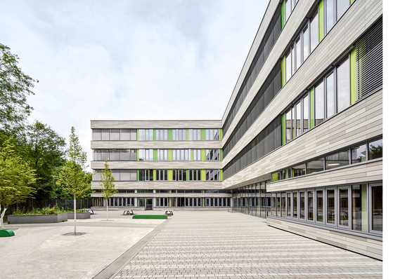 415 Außenraffstore sorgen mit einer Motorisierung über SMI-Antriebe von elero für Lichtkomfort und Energieeffizienz.