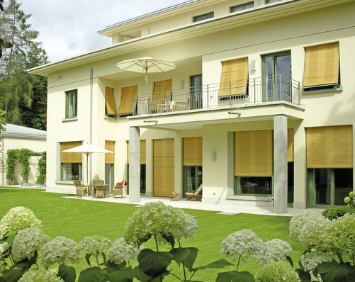 Holzrollläden bieten viele Möglichkeiten. Sicher, formschön, mit Lüftungsschlitzen oder als Aussteller.