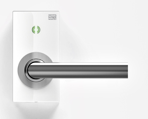 Der ETB-IM erkennt zutrittsberechtigte Identmedien und gibt die Tür frei: Nach﻿ der Authenti­fizierung wird der Drücker eingekuppelt und die ­Türfalle kann zurückgezogen werden, bei selbstver­riegelnden Schlössern gleichzeitig auch der Riegel.