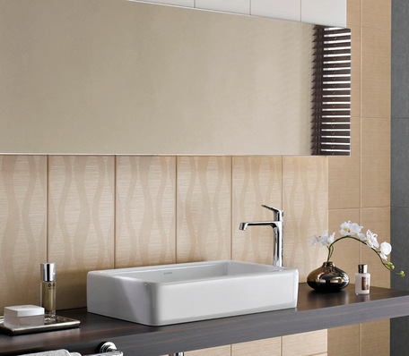 Nicht   nur   im   Badezimmer   ein   Blickfang:   Der   neue   Spiegel   Miralite   Pure   wird   mit   einem   blei-   und   lösemittelfreien   Schutzlack   beschichtet.  Dies sorgt für die Minimierung von Schadstoffen in der Innenraumluft.