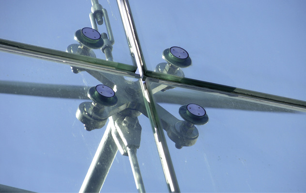 Mit Punkhaltern lassen sich filigrane Glaskonstruktionen realisieren.