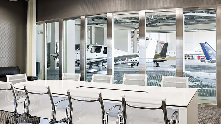 Die Pyrobel-Brandschutzprodukte sind als zuschneidbares VSG sowie als maßgeschneiderte und vorgespannte Isoliergläser mit Brand- und Sonnenschutz erhältlich.