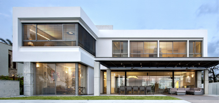 Mit Raffstoren bringen die Osttiroler bei angenehmen Innenraumtemperaturen viel Tageslicht in jeden Raum. 