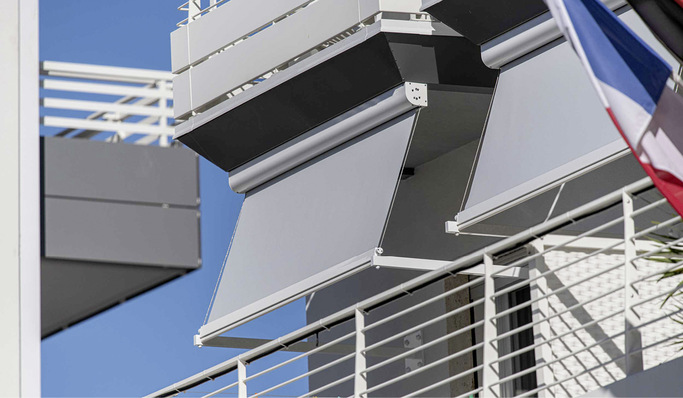Farblich angepasst hält sich der Sonnenschutz an der Fassade optisch dezent zurück.