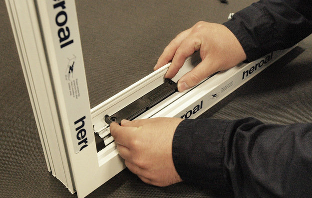 Zunächst wird der Regel-air Fensterfalzlüfter im Fensterfalz befestigt, anschließend das Mitteldichtungsstück für höchsten Schallschutz drüber geschoben.