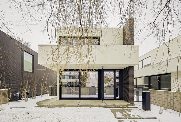 Die drei Einfamilienhäuser des „Humboldt Projects“ in der US-Metropole Denver besitzen große, kubische Formen, die große Glasflächen mit einschließen.