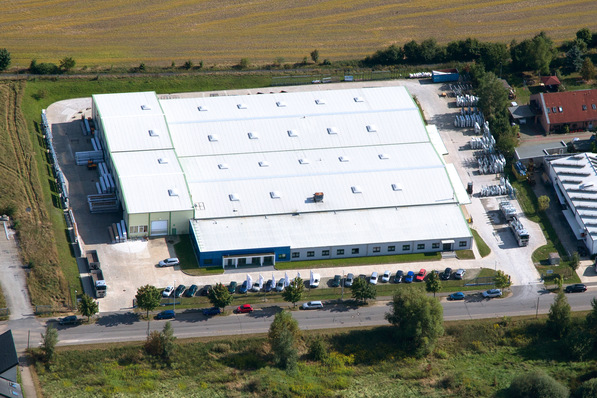 Die Produktionsstätte von Fensterhersteller German Windows im sächsischen Ottendorf-Okrilla nahe Dresden feiert zehnjähriges Firmenjubiläum. 2011 hatte das Unternehmen die insolvente Dresdner Fensterbau GmbH samt Gebäuden und Maschinen übernommen.