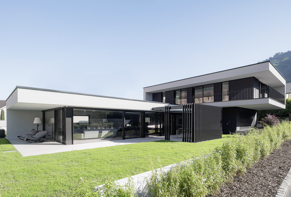 Durch den erhöhten Glasanteil und die Nutzung von iplus-Wärmedämm-Beschichtungen erzielen die Clara Ganzglas-Elemente und Glastüren einen U w -Wert zwischen 0,70 und 0,94 W(m 2 K)