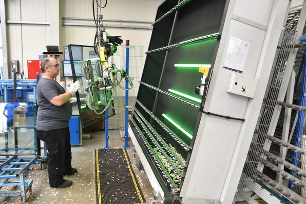 Die Auftragsbücher sind voll, Fensterbau-Unternehmen (hier ein Blick in die Fensterproduktion bei  Helmut Meeth GmbH & Co. KG ) und auch Sonnenschutzbetriebe müssen die Liefertermine immer weiter nach hinten schieben, da nimmt es nicht wunder, dass auch die Analysten von einer deutlichen Umsatzsteigerung in diesem Jahr ausgehen.