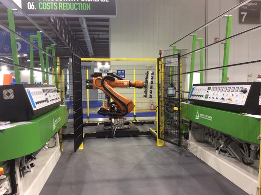 Zusammen mit dem deutschen Roboterspezialisten Knittel stellt Lattuada eine Schleifmaschinen-Kombination mit Kuka-Roboter vor.