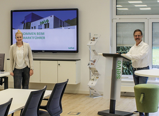 Freuen sich auf die hybride Schulungssaison: ­Christina Reitze (Online Marketing Managerin), die den Umbau des Schulungscenters geplant und begleitet hat, sowie Guido Schildbach (Schulungsleiter).