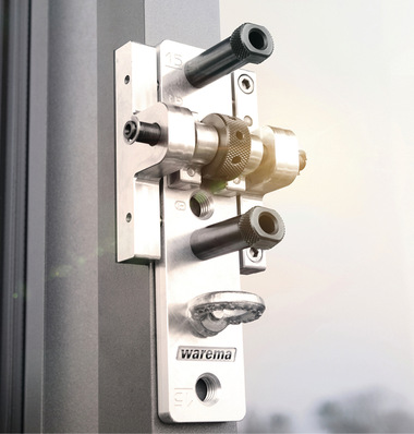 Mit der Bohrlehre für den Warwic Bolzen lassen sich die Bohrungen für Stockschrauben an einer ­Pfosten-Riegel-Fassade oder einem Wintergarten ­präzise ­positionieren. So sind die optimalen Voraus­setzungen zur Befestigung geschaffen.