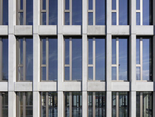 Mit Rahmenmassen von 3214 mm auf 1500 mm sind 300 Holz-Metall-Elemente raumhoch angeordnet.