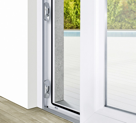 Der Beschlag Winkhaus duoPort AS verschließt Fenster und Türen besonders dicht. Zum Öffnen fährt der Flügel rund 6 mm weiter in den Innenraum und lässt sich dann leichtgängig mit nur einem Handgriff verschieben.