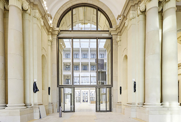 Das Eosander-Portal mit Contraflam Structure und Contraflam 30-Brandschutzverglasungen.