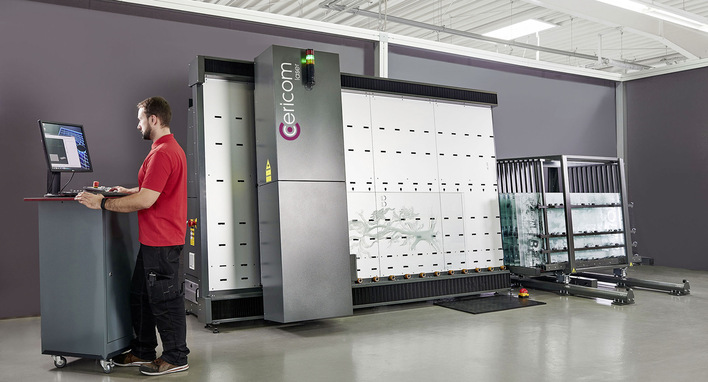 Die c-vertica eignet sich überall dort, wo eine horizontale Ausrichtung des Glases nicht möglich ist. Die Gläser werden für die Laserbearbeitung einfach auf die Maschine gestellt, optional ist eine automatische Zuführung möglich. 