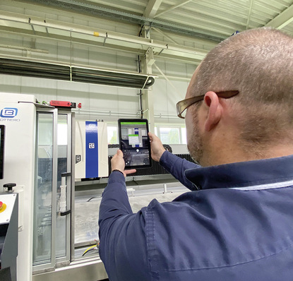 An diesem CNC Bearbeitungszentrum Pratica Plus 3300 sind an wichtigen Stellen QR-Codes aufgeklebt. Hält man das zugehörige Tablet darauf, kann man auf die Daten zugreifen und Handlungsanleitungen abrufen.