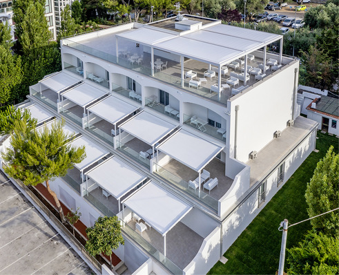 Im Bereich des Panoramarestaurants wurden die Flachdach-Pergolen installiert, deren große Abmessungen einen optimalen Schattenbereich bieten, um fast die gesamte Ausdehnung der Hotelterrasse zu nutzen.