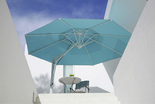 Der Seitenmastschirm Belvedere öffnet sich durch die Easy-Flap Klapptechnik innerhalb weniger Sekunden.﻿