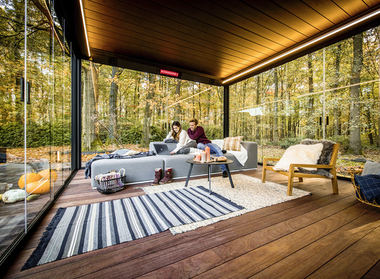 Eine Terrassenüberdachung mit Glasschiebewänden bietet perfekten Schutz vor Niederschlägen und anderen Witterungseinflüssen.
