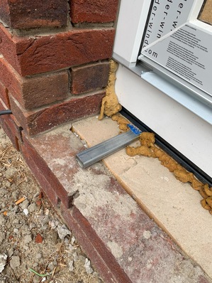 Falsch: Eine untere Lastabtragung über ein Eisenrechteckrohr, das auf der Rohbetonplatte und dem Vorsatzmauerwerk lose aufliegt, ist nicht im Sinne einer geeigneten Lastabtragung anzusehen.