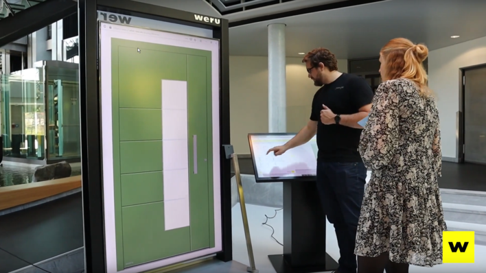 Die Großdisplay-Variante in hoher Auflösung dient zur direkten Spiegelung der konfigurierten Tür.