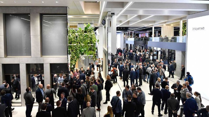 Dichtes Gedränge auf dem letzten großen Schüco-Messestand 2019 auf der BAU in München. 