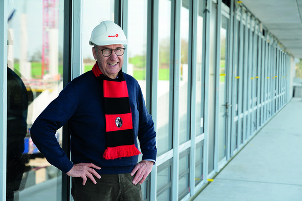 Helmut Hilzinger erkundigte sich regelmäßig über den aktuellen Stand, was den Einbau 
der Fenster betrifft.