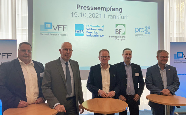 Die Vertreter der vier Branchenverbände VFF, BF, FVSB und pro-K haben am 19.10. die Branchenstudie über den Fenstermarkt 2021 und 2022 in Frankfurt vorgestellt.