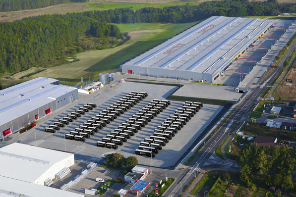 Am Firmensitz in Bytów stehen etwa 450 Fahrzeuge bereit, um Fenster, Türen und mehr an Kunden in ganz Europa zu liefern.