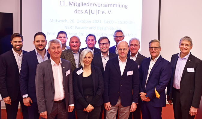 AIUIF-Mitgliederversammlung 2021 in der Geschäftsstelle in Frankfurt/Main v.l.: Pierre Schlosser (Technoform Bautec Kunststoffprodukte GmbH), Eduard Günder (REYNAERS GmbH), Manfred Hebel (RAICO Bautechnik GmbH), Mar-kus Schulz (IBS Fassadentechnik GmbH), Hugo Philipp (KBM-Philipp GmbH), Ulrike Döbel (A|U|F e.V.), Walter Lonsinger (A|U|F e.V.), Christoph Wahl (HD Wahl GmbH), Thomas Utsch (GLASSLINE GmbH), Jürgen Einck (Drees & Sommer SE), Hans Dieter Wahl (HD Wahl GmbH), Werner Jager (Hydro Building Systems Germany GmbH), Thomas Lauritzen (Schüco International KG).