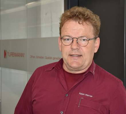 Ralph Werner über das Firmenleitbild: „Eigentlich gratwandeln wir zwischen zwei Gruppen. Auf der einen Seite sind das die Kunden und auf der anderen Seite die Mitarbeiter. Wir denken, dass beide gleich wichtig sind. Aber um den Kunden begeistern zu können und glücklich zu machen, dazu braucht es auch die Einsicht der Mitarbeiter, jeden Tag das Beste zu geben. Und wirklich das Beste zu geben und nicht nur das Beste zu denken.“