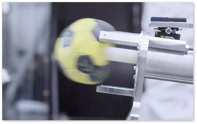 Mit hoher Geschwindigkeit wird der Ball aus der Maschine geschossen.