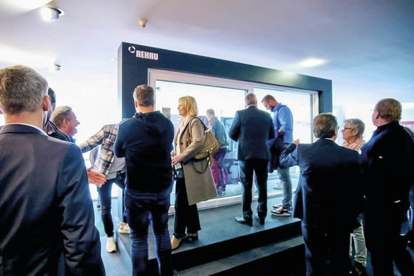 Anfassen und Ausprobieren erwünscht: Begeistert nutzten die Teilnehmer die Möglichkeit, Innovationen wie die neue WINDOW.ID, Synego Slide oder GENEO mit der Absturzsicherung Skyforce live auszuprobieren.