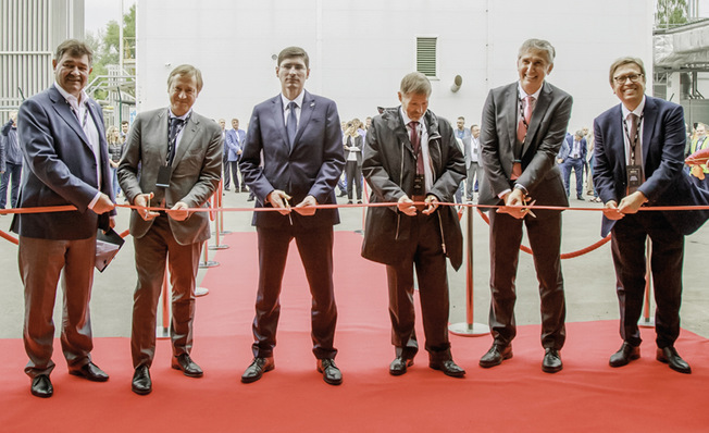 Bei der Einweihung der neuen Anlage: Andrey Sanosyan (Vize­gouverneur der Region Nischni Nowgorod) und Marc Michielsen 
(Botschafter Belgiens in Russland) – beide Bildmitte – ­zusammen mit AGC-Managern.