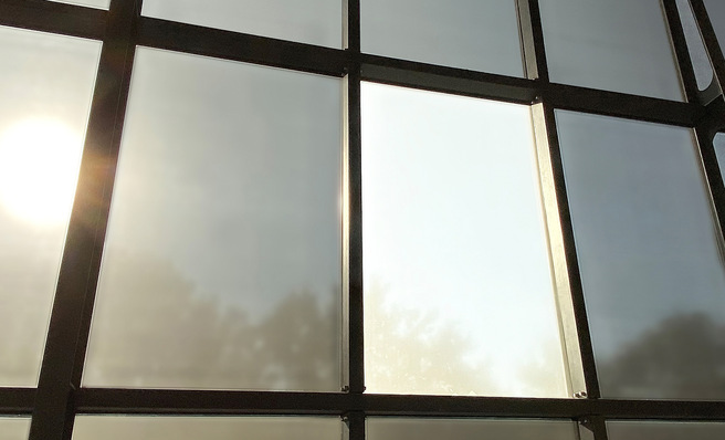 Die neue Avus Glasfassade wurde mit dem Typ eyrise s350 ausgestattet und erlaubt per Knopfdruck in Sekundenschnelle ein Anpassen der Gläser.