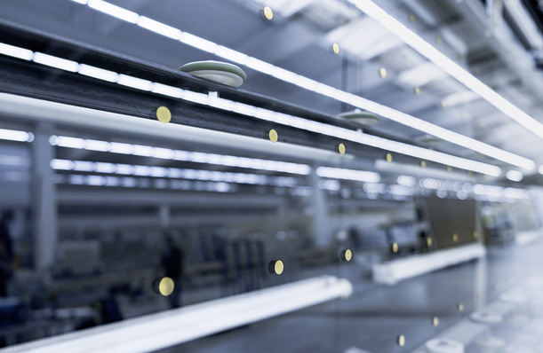 Die Vogelschutz-Raster ­sorgen dafür, dass ­Vögel die Scheiben als Hindernis erkennen – hier die ­Variante mit Golddruck. Das sedak-Druckbild nutzt dafür weniger als 2 % der Glasfläche, der aktuell geringste Wert.