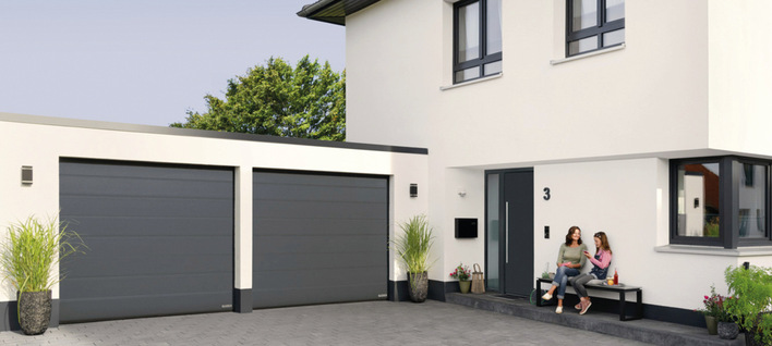 Hörmann kompensiert seit 2021 verbleibende CO2-Emissionen und bietet so im ­Zusammenspiel mit Reduktionsmaßnahmen, wie beispielsweise der Nutzung von 100 Prozent Ökostrom, klimaneutrale Tore und Türen zu Aktionspreisen an.