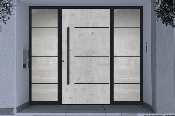 Ein schönes Exemplar: Edles Farbspiel bei Rahmen, Lisenen, ­Rosette und Griff in Tiefschwarz kombiniert mit hochwertiger flügelüberdeckender Füllung in Art-Beton.