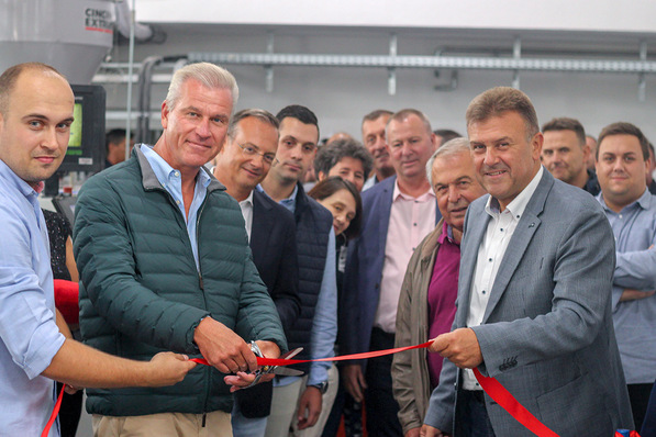 Gemeinsam mit dem Geschäftsführer der profne BH Samir Focak (r.) durchschnitt CEO Dr. Peter Mrosik das symbolische Band zum Start der Extrusion in Bosnien-Herzegowina.