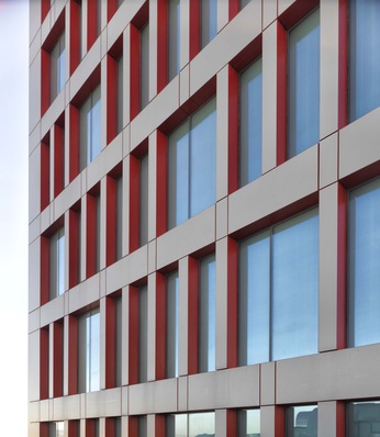 Das ausgezeichnete Low-E Glas Şişecam Temperable Solar Control Neutral 70/37 ist eine passende Lösung für Verglasungen, bei denen Transparenz und geringe Reflexion gefragt sind.